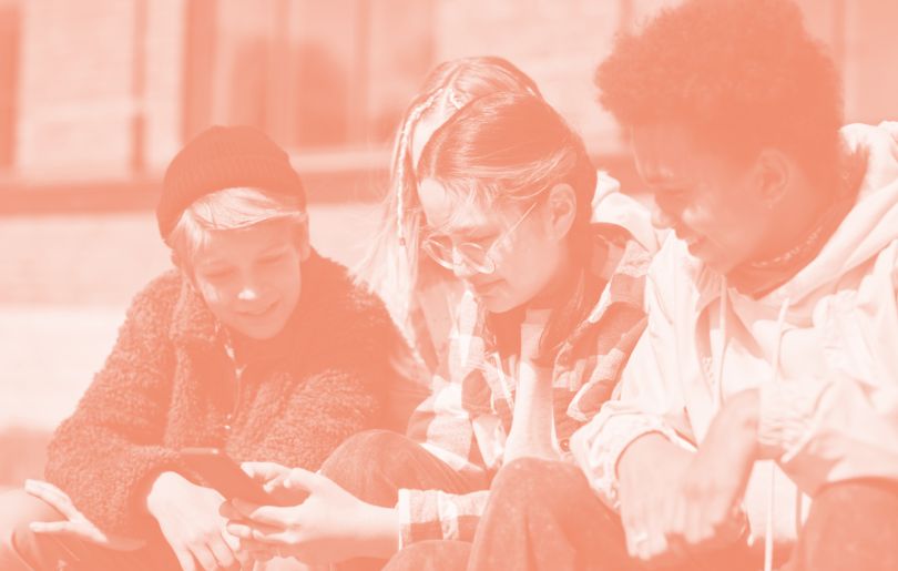 kinder met mobiel.jpg